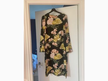 Hm trend klänning blommig fint skick 42 fint sk.. (398449365 Hm trend klänning blommig fint skick 42 fint sk.. (398449365