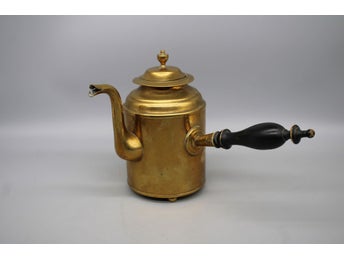 Kaffekanna / Chokladkanna i mässing med skaft av trä , Skultuna Bruk 1800-tal