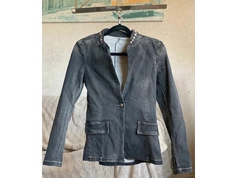 Vintage grå denimjacka med rhinestones, skull patch, stretch