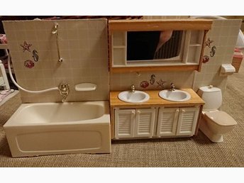 Lundby dockskåp dockhus badrum badkar toalett handfat retro på