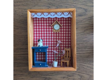 Dockskåpsrum i träram – miniatyrtavla med möbler och ko – retro/vintage