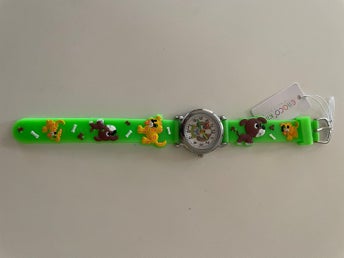 Barnklocka/ Grönt armband med hundar