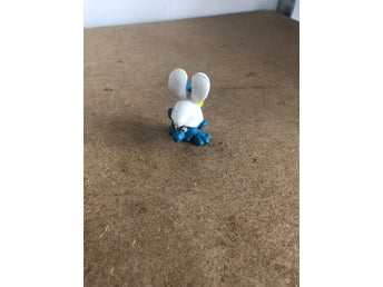 Smurf som står på händerna