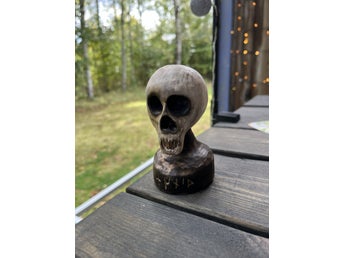 Handkarvad träskalle / dödskalle – unik handgjord dekoration – Halloween 🎃💀
