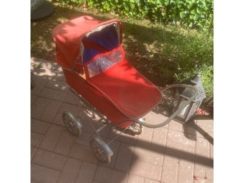Röd retro dockvagn från 70-talet
