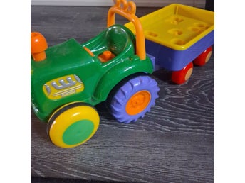 Leksakstraktor med släp