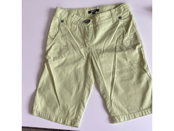 DKNY ljusgröna shorts, storlek 140