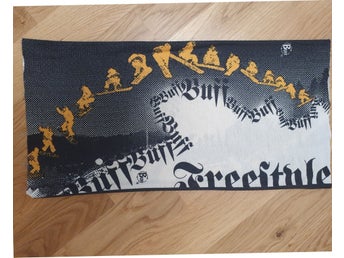 Buff/tubhalsduk med tufft mönster på snowboardåkare