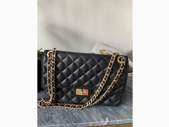 Lyxig, quiltad miniväska från DKNY Lyxig, quiltad miniväska från DKNY