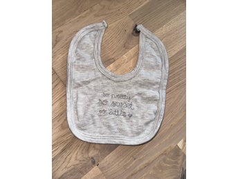 Grå dregglis Grå babyhaklapp med broderi