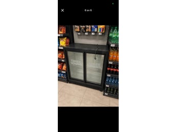 Kylskåp med dubbla glasdörrar
