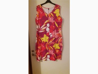 Snygg mönstrad klänning från bcp collection st.. (416018923 Klänning med bara axlar rosagullila, mönstrad BODYFLIRT