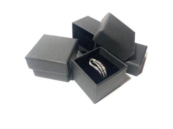 Ring askar svarta