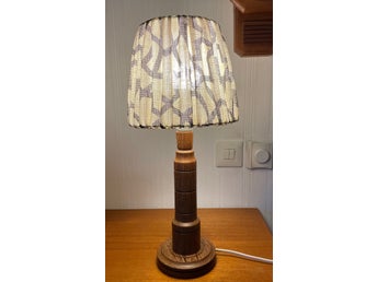 Bordslampa i vackert svarvat trä, tygskärm