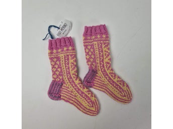 Oanvända handstickade barnsockor i merinoull – fotlängd ca 14 cm