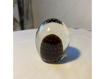 Konstglas brevpress inredningsdetalj