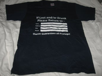 T-SHIRT MED TEXTEN - IF LOST AND/OR DRUNK PLEASE RETURN TO SENDER STORLEK LARGE