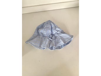 H&M solhatt strl 134/ 152 blå/ vit randig sol hatt Nyskick 55 cm
