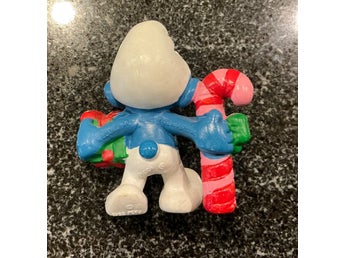 Smurf med julklapp och polkagris, Peyo 1982