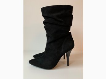 Högklackade boots i mocka från Buffalo London, storlek 41 Högklackade boots i mocka från Buffalo London, storlek 41