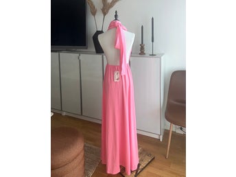 Ny med prislapp kvar - Rosa Långklänning strl S halterneck