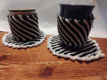 Handstickade muggvarmare och underlägg