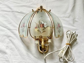 Vägglampa - Mässingsfärgad metall med dekorativt blommotiv - Retro 1970-1980 tal