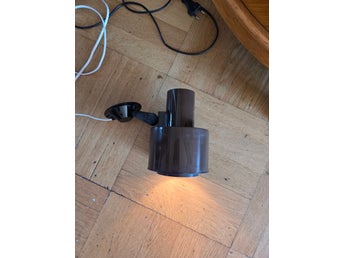 En Retro brun ENCO 7210 Vägglampa/Sänglampa plastskärm, belysning. 70-tal.