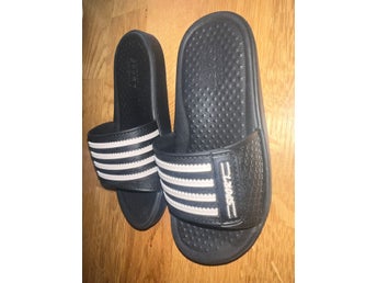 Nya/oanvända Badsandaler i strl 28 sandaler