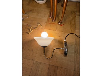 En vägglampa glas och mässing retro