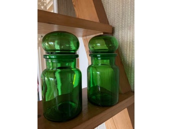 Retro Två gröna glasburkar med lock