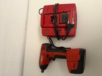 Hilti SIW 144-A slagskruvdragare med batteri och laddare