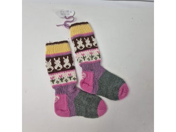 Handstickade sockor DROPS Baby Merino 100% ull strl ca 23–25 – kaniner – oanvänd