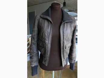 Kort brun skinnjacka med patina från OASIS stl .. (398693332 Kort brun skinnjacka med patina från OASIS stl .. (398693332