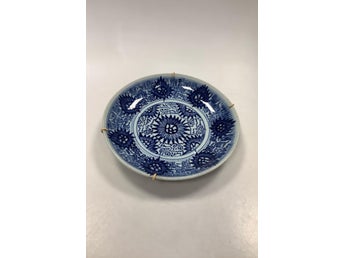 Kinesisk Porcelænsskål i hvid og blue fra Chia-Ching perioden Måler 24,5cm / 9.6