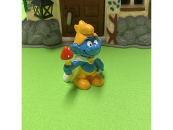 Klassisk Smurf som kung i gul kappa….toppskick… lågt utrop…