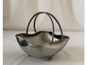 Skål med handtag i tenn. MEMA Lidköping. Sverige.1983. 17X17X15 .Fr äld guldsmed