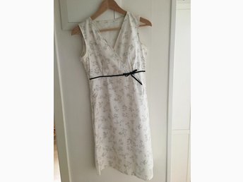 Vit klänning med svart sidenband storlek 34 (402718694) ᐈ Vit klänning med svart sidenband storlek 34 (402718694) ᐈ