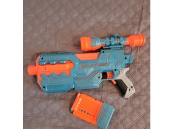 Nerf Elite 2.0 Phoenix CS-6 Blaster med kikarsikte och magasin