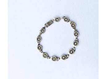 Armband av silver med små blommor. Från Herman Siersböl, 50-tal