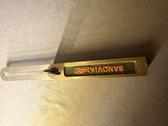 Äldre Sandvik smygvinkel i mässing – Klassisk fisk-logotyp – Fint skick