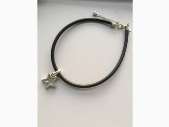 svart tajt halsband