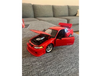 Maisto Ford Mustang SVT Cobra R 2000 - Skala 1:18