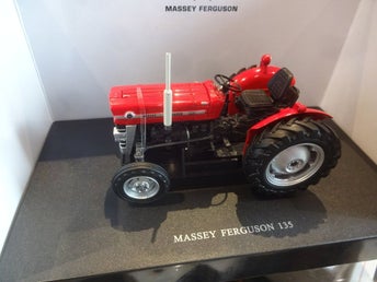 Universal Hobbies Massey Ferguson 135