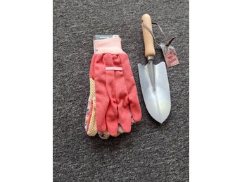 Två par trädgårdshandskar och spade