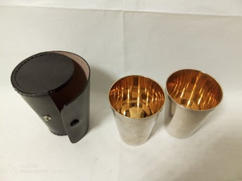 2st Glas i metall med etui i läder
