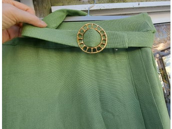Vintage retro kjol: Ljusgrön pennkjol med stort skärpspänne i guldfärg
