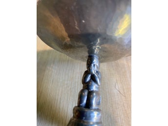 Äldre nysilver – Art Déco ljusstake med figur (Putti) & hög solitärvas