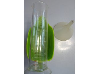Mätglas, tratt samt bägare.