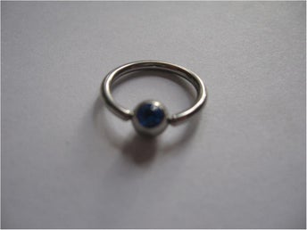 RING MED BLÅ STEN PIERCING 1,6 STAV (INNER MÅTT 12 MM)